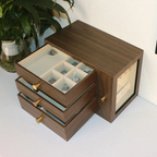 Schmucktruhe — Walnussmaserung, kristallklare Vitrine