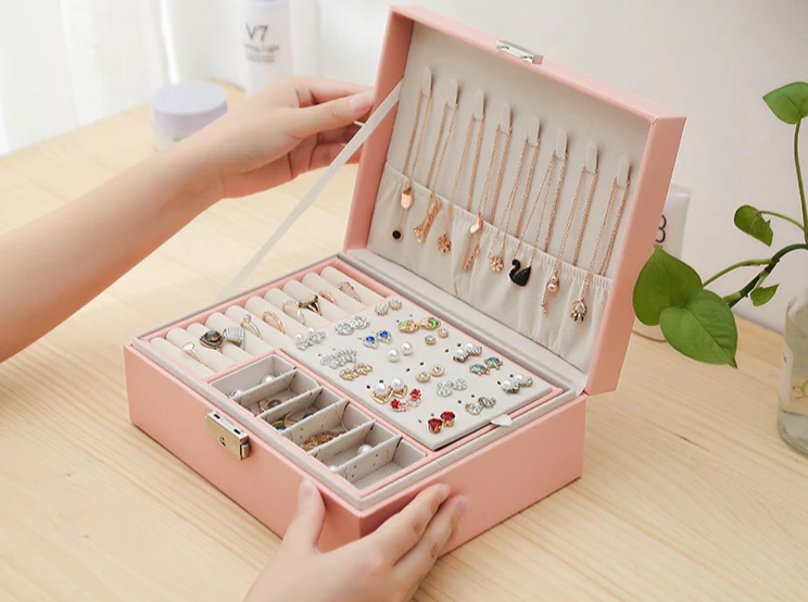 Moderne Schmuckschatulle — Organizer mit Samt-Innenfutter